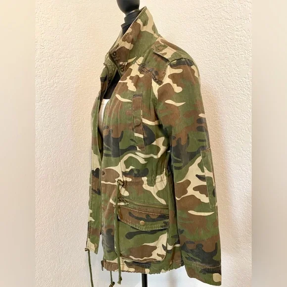 Forever 21 Women's Green Camouflage Utility Jacket - Picture 3 of 4